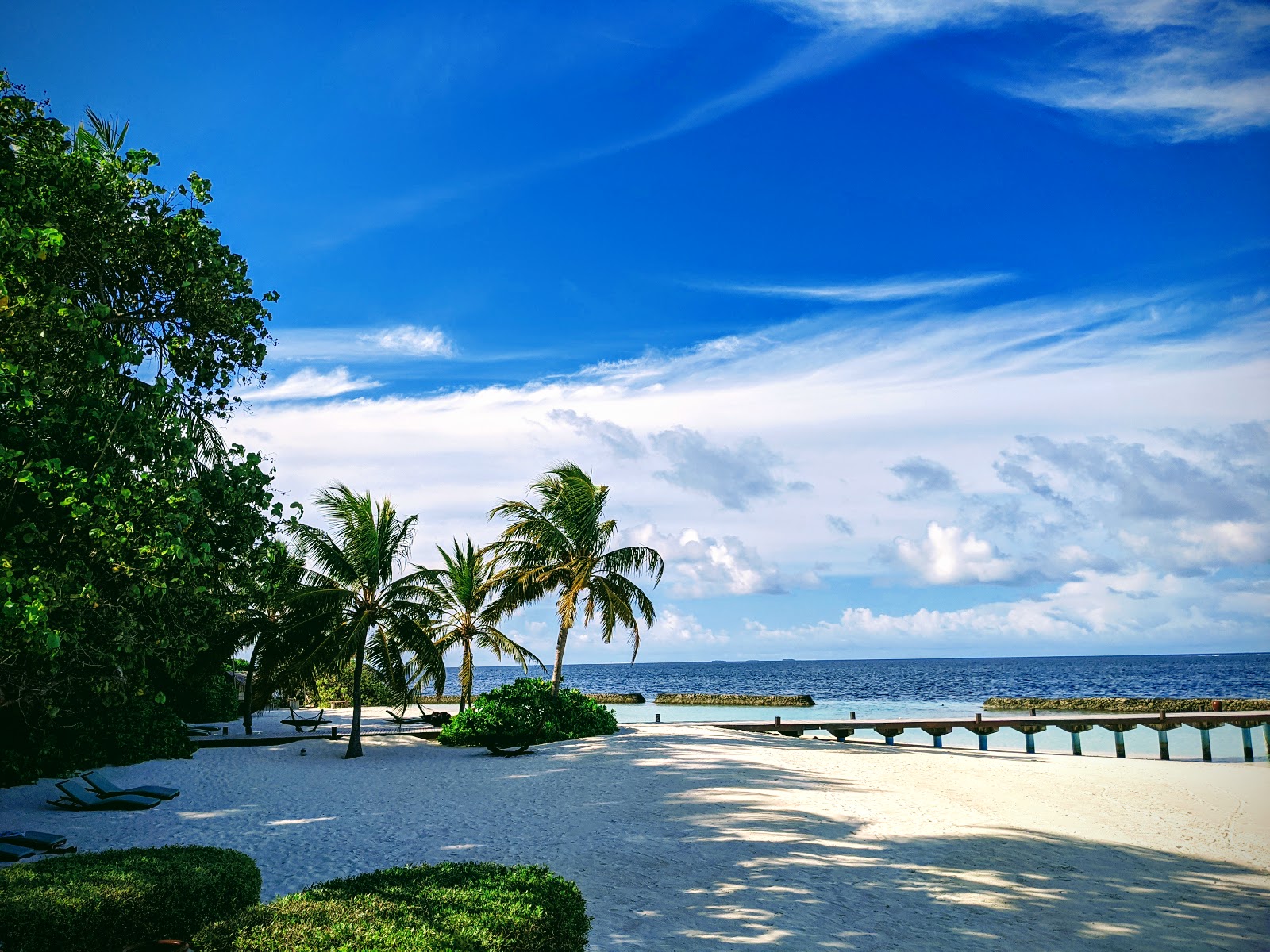 Φωτογραφία του Coco Bodu Hithi Resort με άσπρη άμμος επιφάνεια
