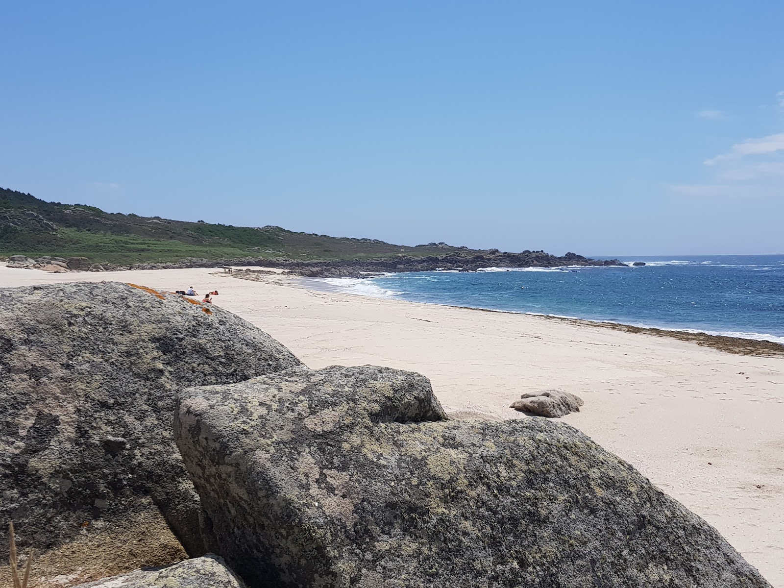 Photo de Praia do Paco avec plusieurs moyennes baies