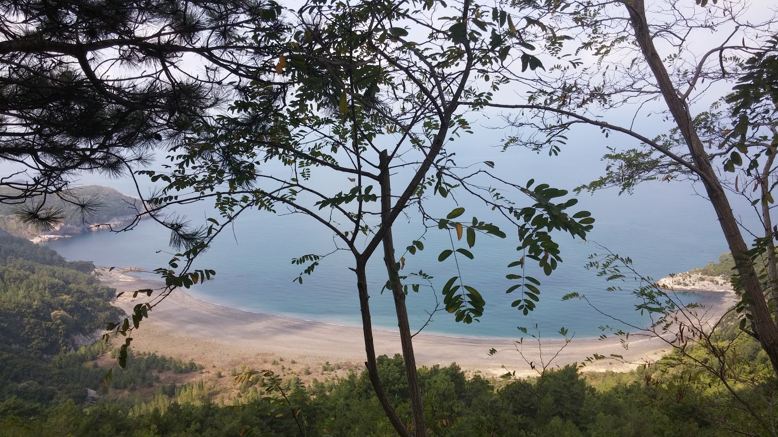 Gomu Beach的照片 带有碧绿色纯水表面