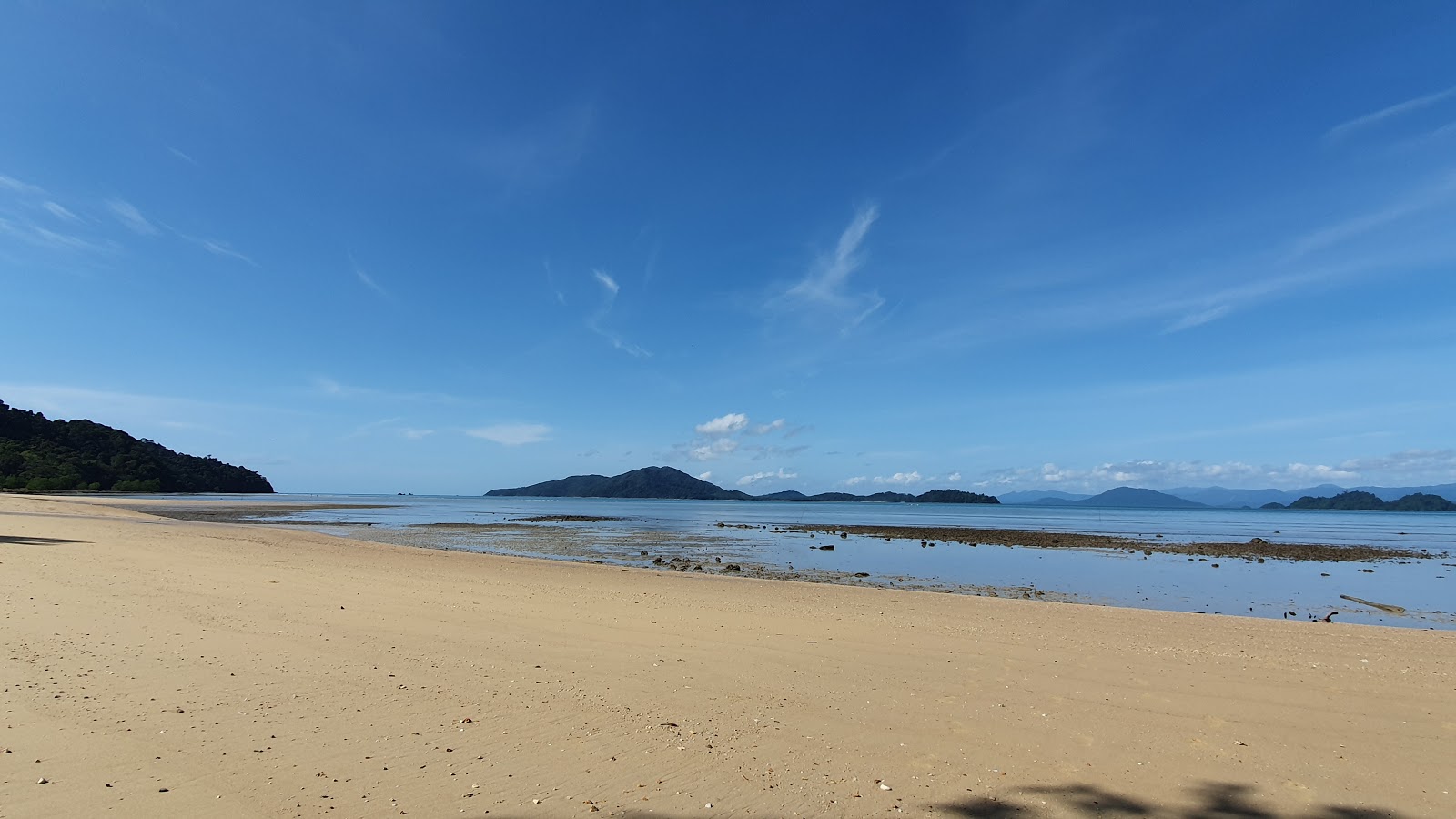 Fotografija Aow Hin Kwai Beach z svetel pesek površino