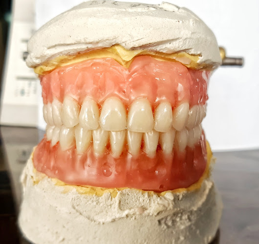 Opiniones de Laboratorio Dental Cron en Ibarra - Dentista