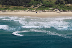 Φωτογραφία του Patches Beach περιτριγυρισμένο από βουνά