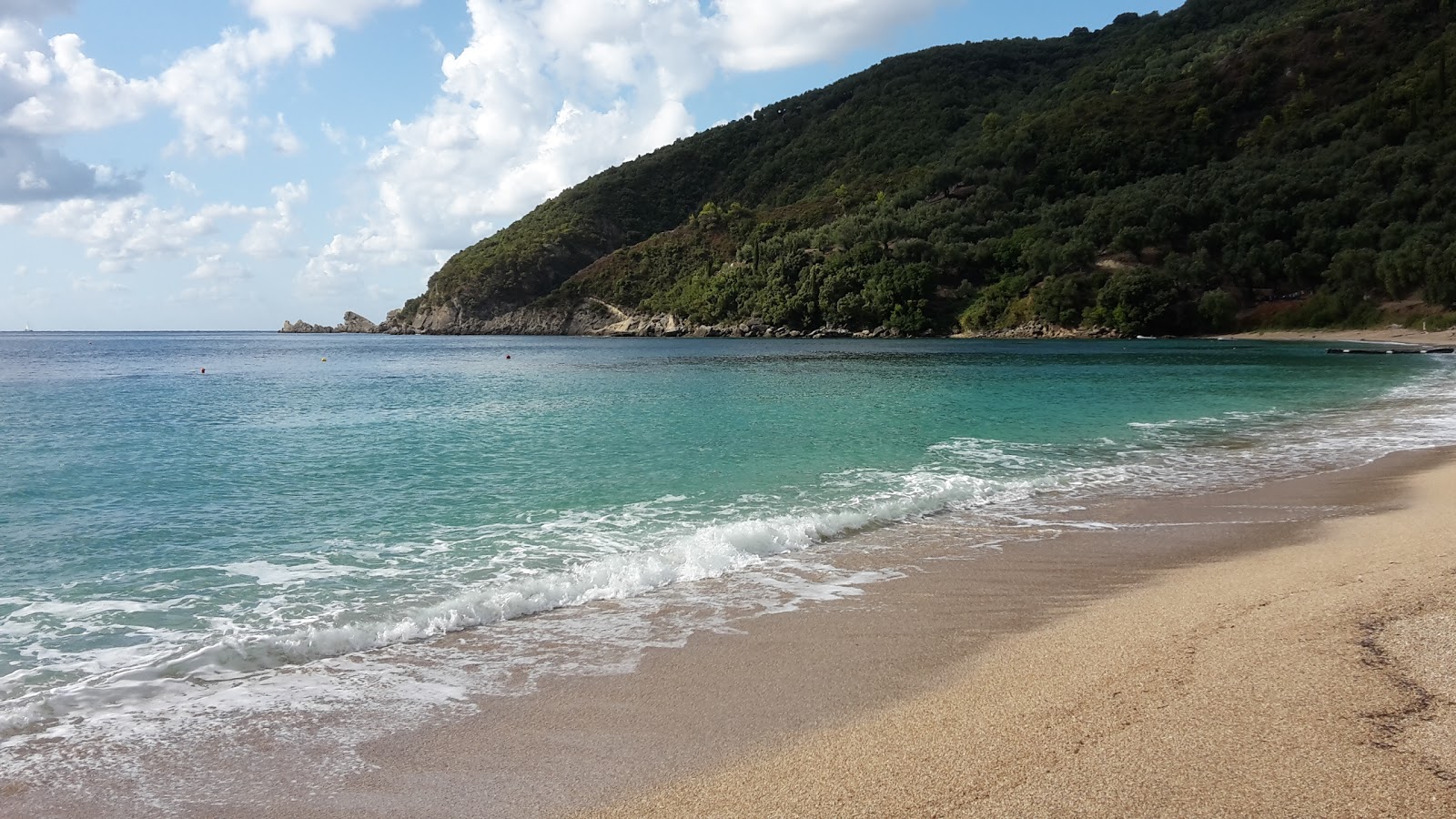 Foto von Lichnos beach mit beiger muschelsand Oberfläche