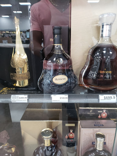 Liquor Store «Amity Wine & Spirit Co», reviews and photos, 95 Amity Rd, New Haven, CT 06515, USA