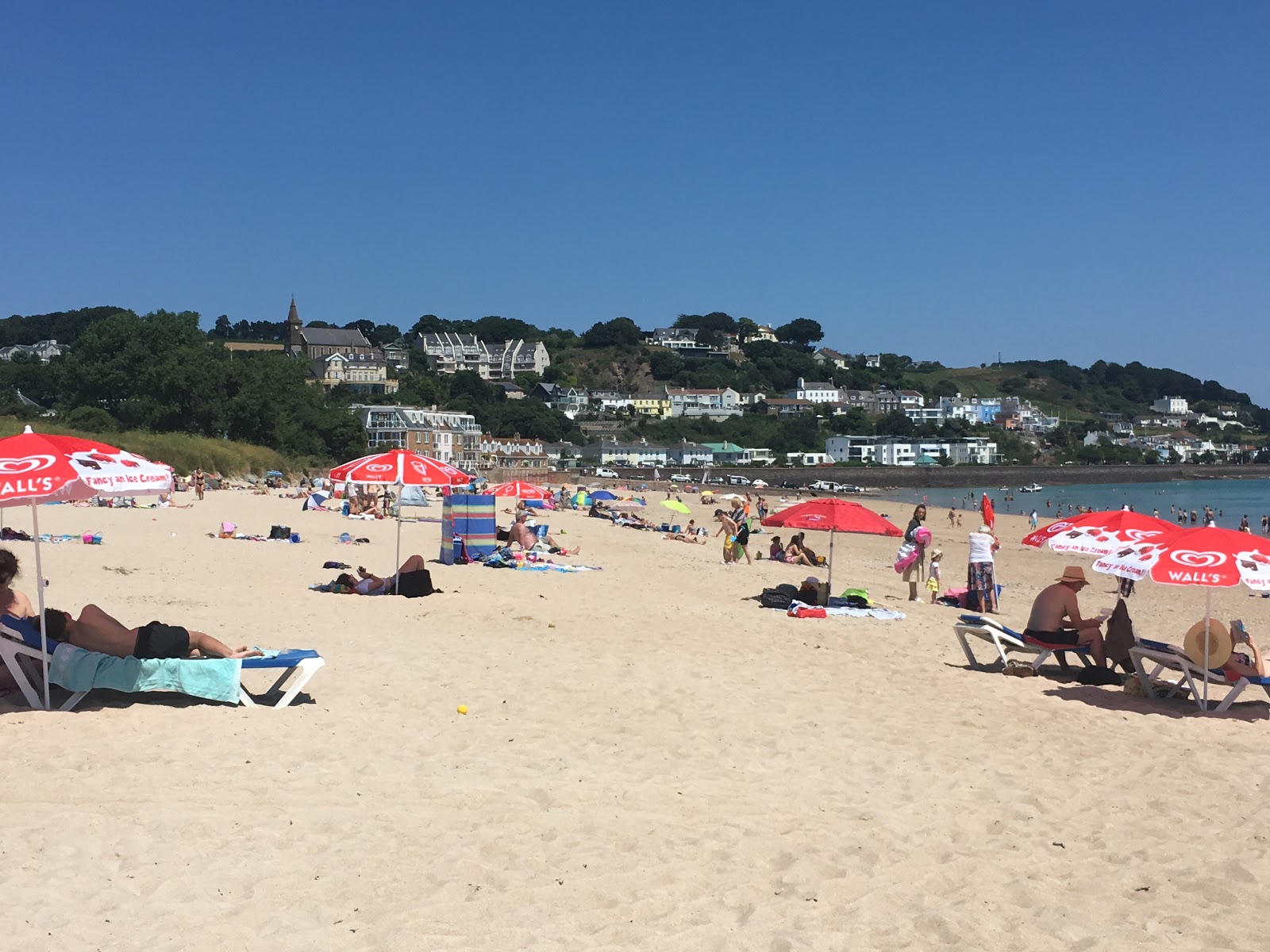 Photo de Gorey Beach avec droit et long