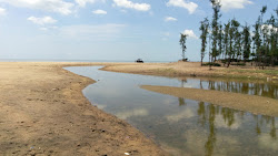 Zdjęcie Kameswaram Beach z powierzchnią turkusowa woda