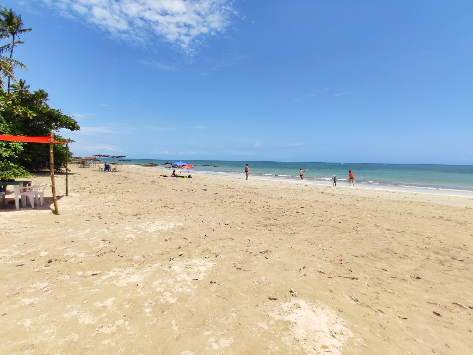 Photo de Praia de Tassimirim avec rivage droit, long
