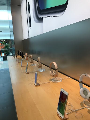 Computer Store «Apple Kenwood Towne Centre», reviews and photos, 7875 Montgomery Rd, Cincinnati, OH 45236, USA