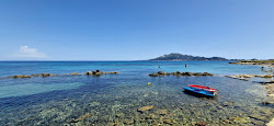 Photo de Paralia Krioneri entouré de montagnes