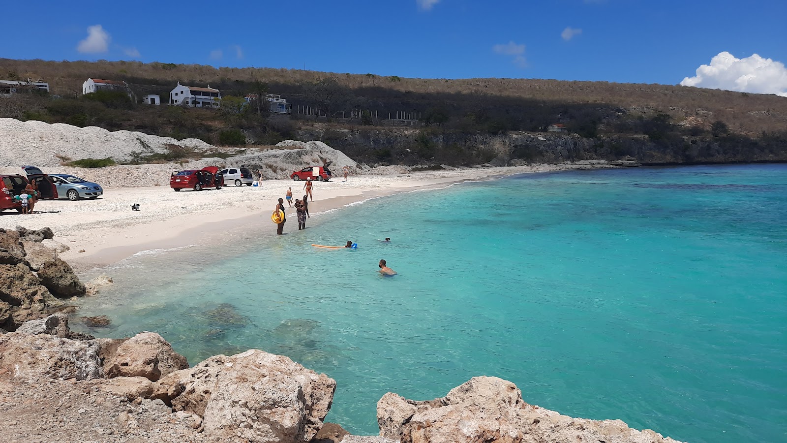 Foto von Mareni beach mit türkisfarbenes wasser Oberfläche