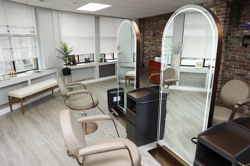 Exclusive Salon 02148