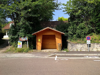 School Bus Stop à Pourrain