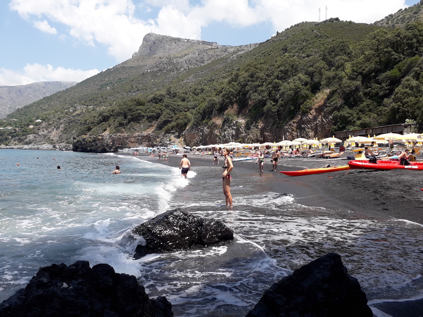 Foto von Spiaggia Nera umgeben von Bergen