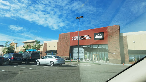 REI, 11581 Fountains Dr, Maple Grove, MN 55369, USA, 