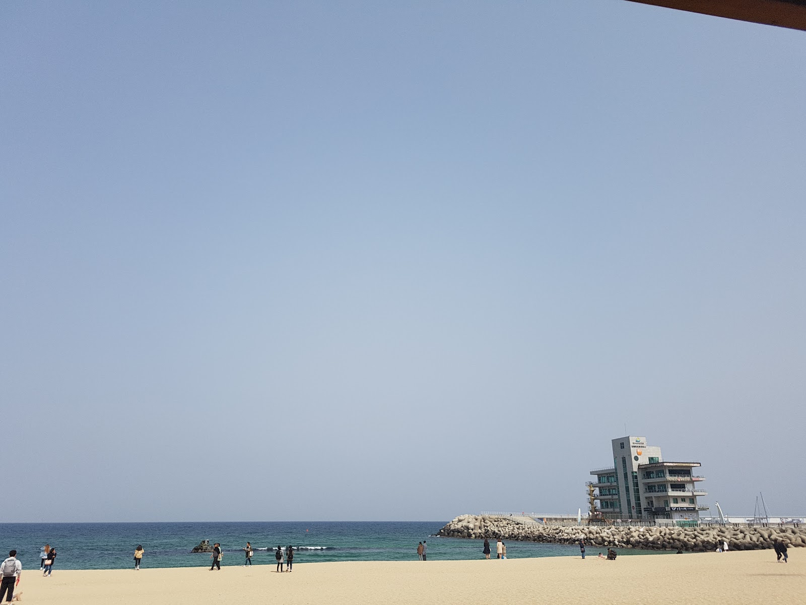 Fotografie cu Anmok Beach - locul popular printre cunoscătorii de relaxare