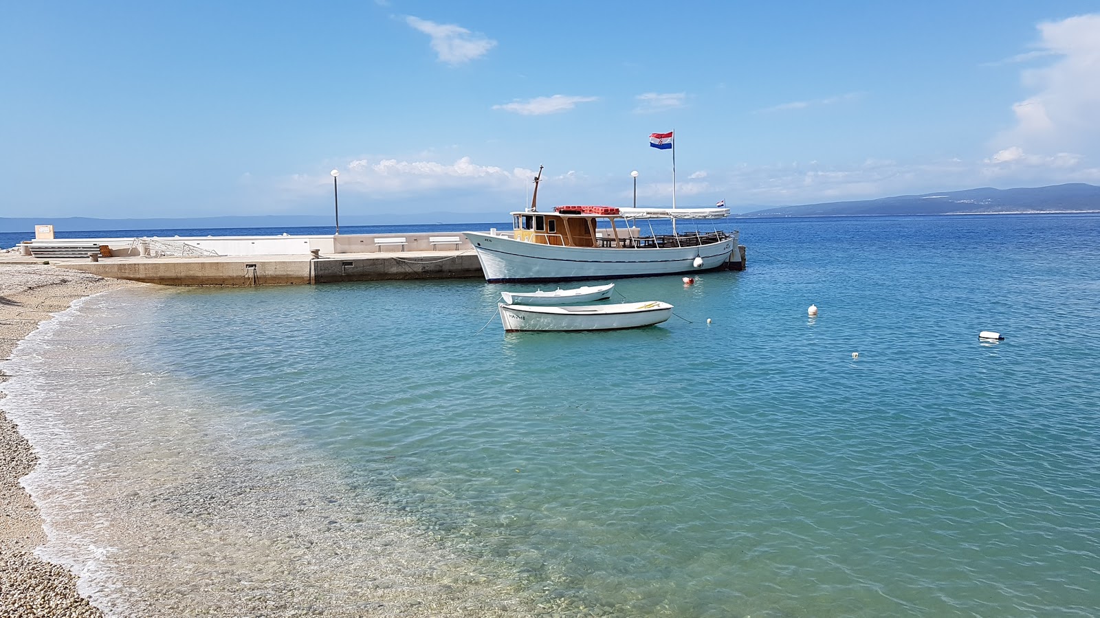Foto av Promajna beach och dess vackra landskap