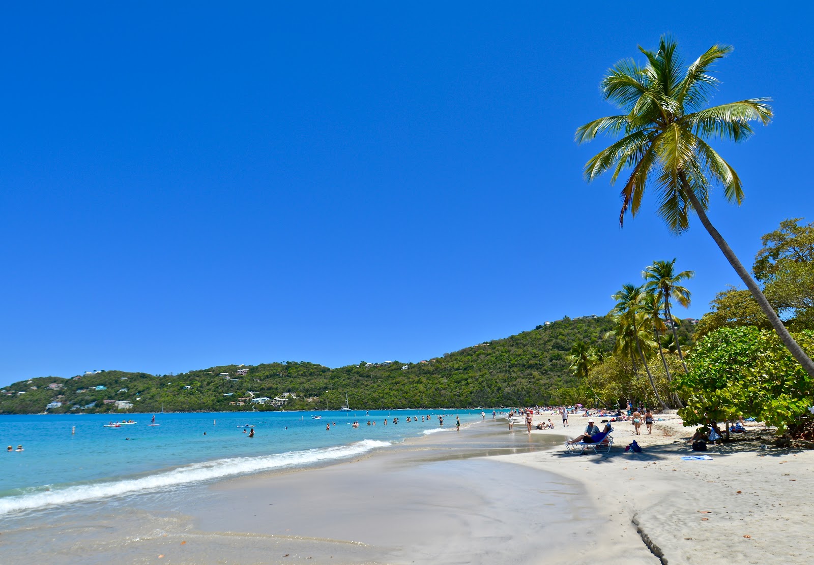 Foto di Magens Bay beach e l'insediamento