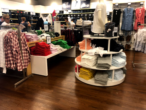 Clothing Store «Gap», reviews and photos, 18511 Outlet Blvd, Chesterfield, MO 63005, USA
