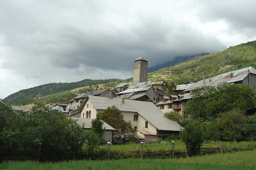 Saint Clément sur Durance . village fortifié à Saint-Clément-sur-Durance