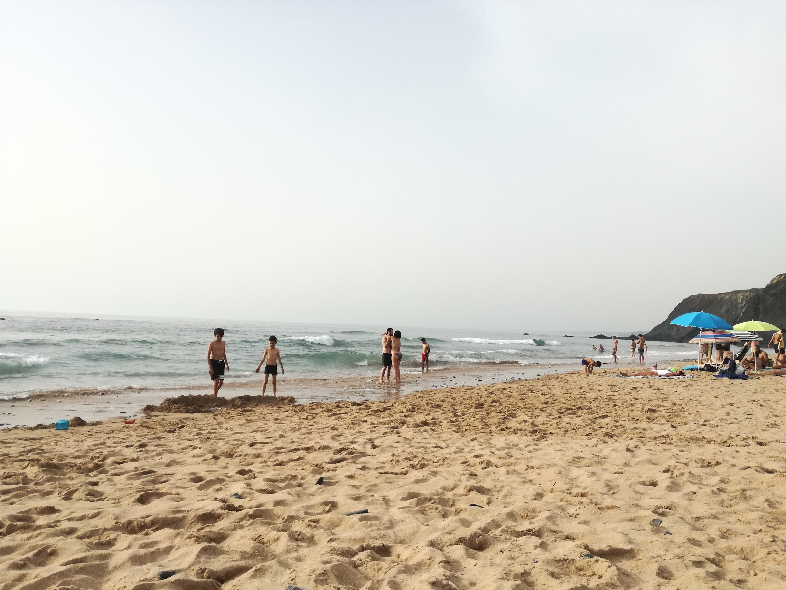 Praia do Vale dos Homens'in fotoğrafı dağlarla çevrili