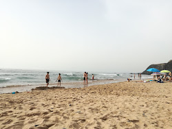 Praia do Vale dos Homens'in fotoğrafı dağlarla çevrili
