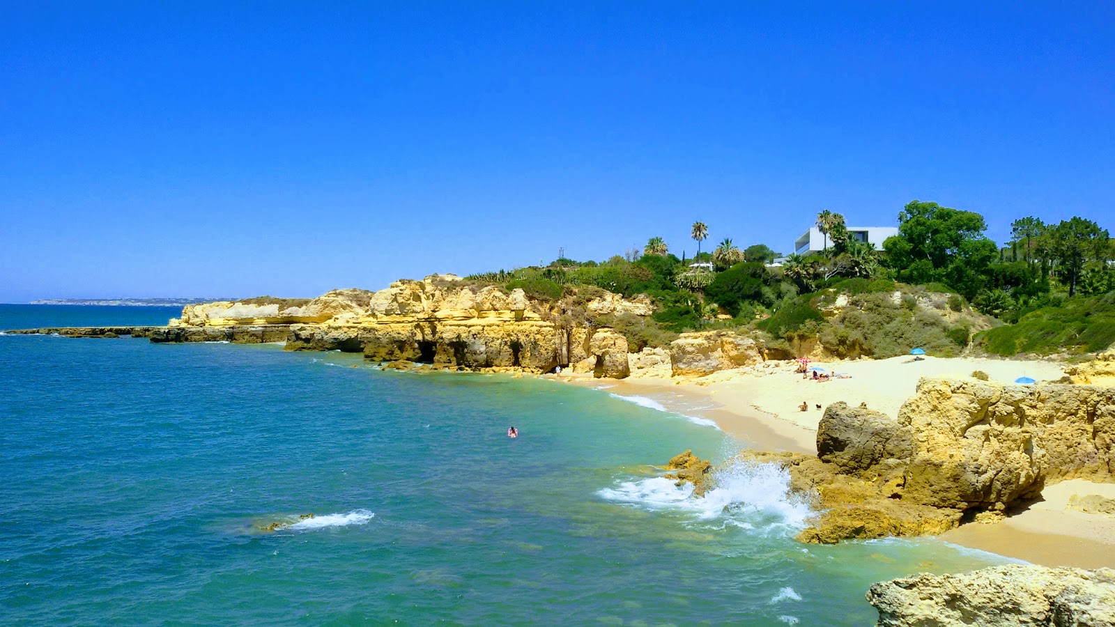 Foto av Praia da Balbina och dess vackra landskap