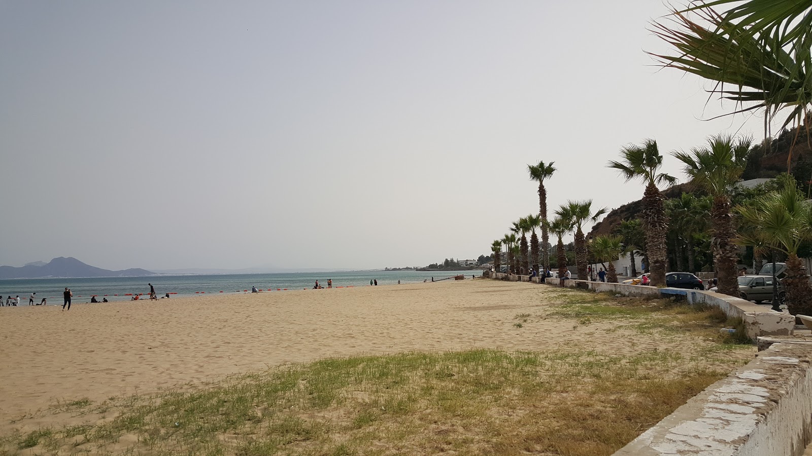 Valokuva Sidi Bou Said Beachista. - suosittu paikka rentoutumisen tuntijoille