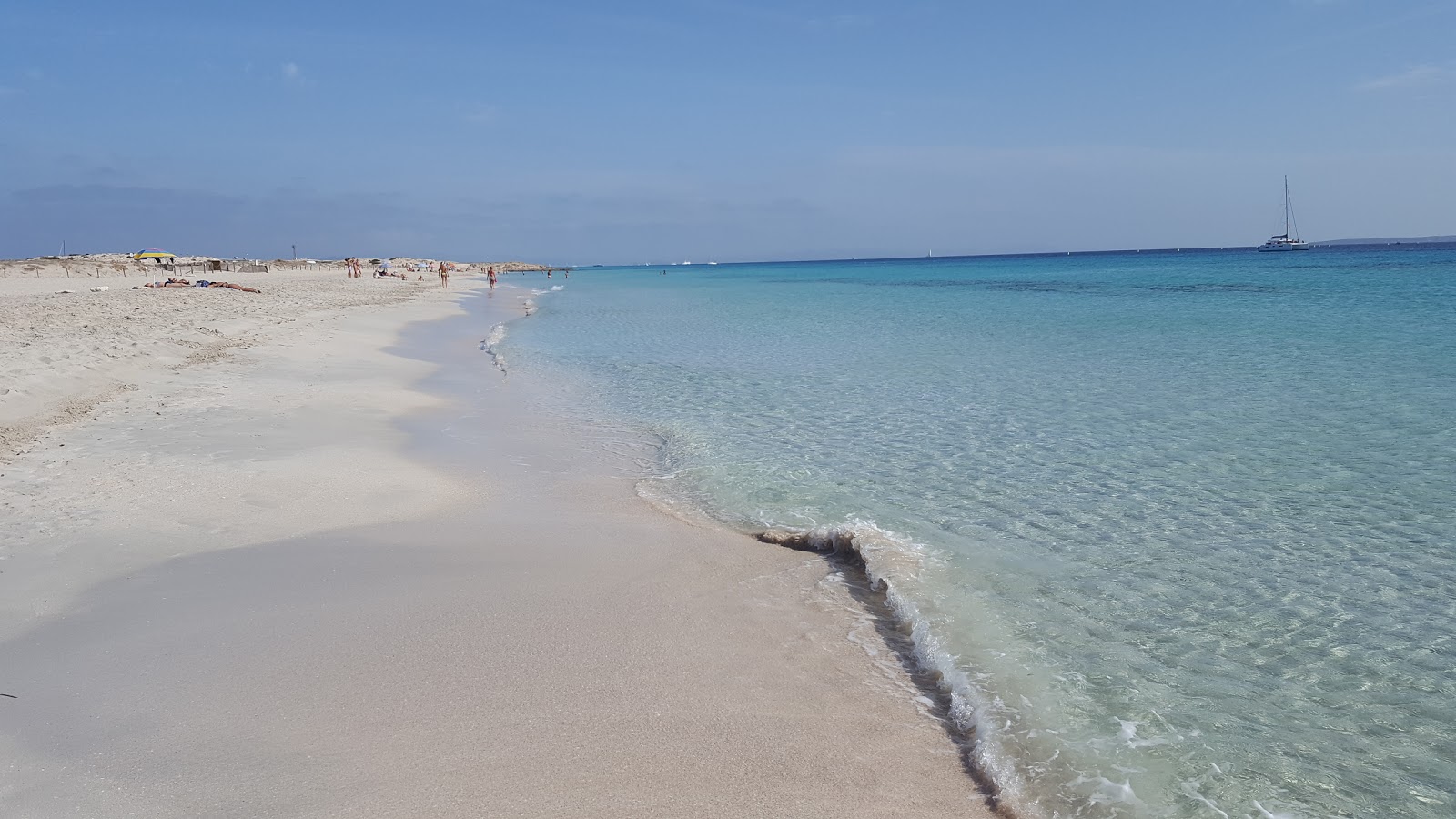 Fotografie cu Platja de Llevant cu drept și lung