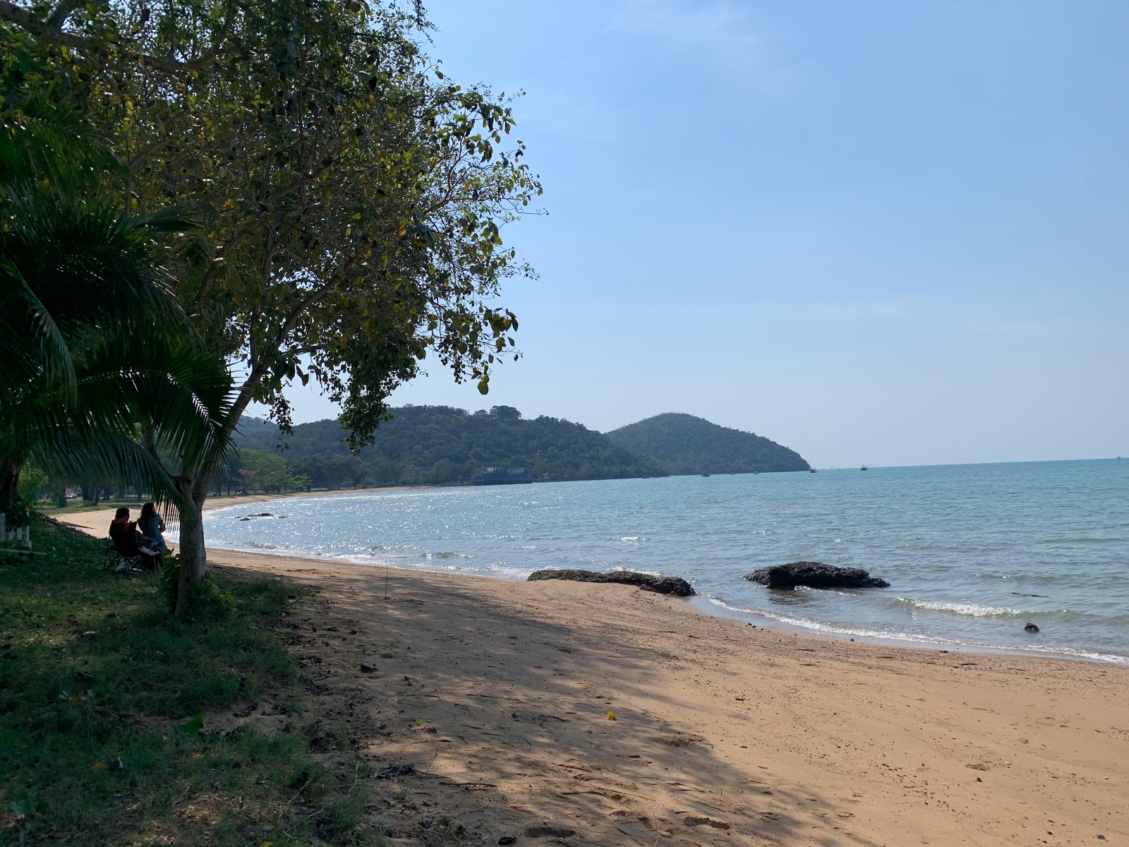 Foto de Klet Kaeo Beach com água cristalina superfície