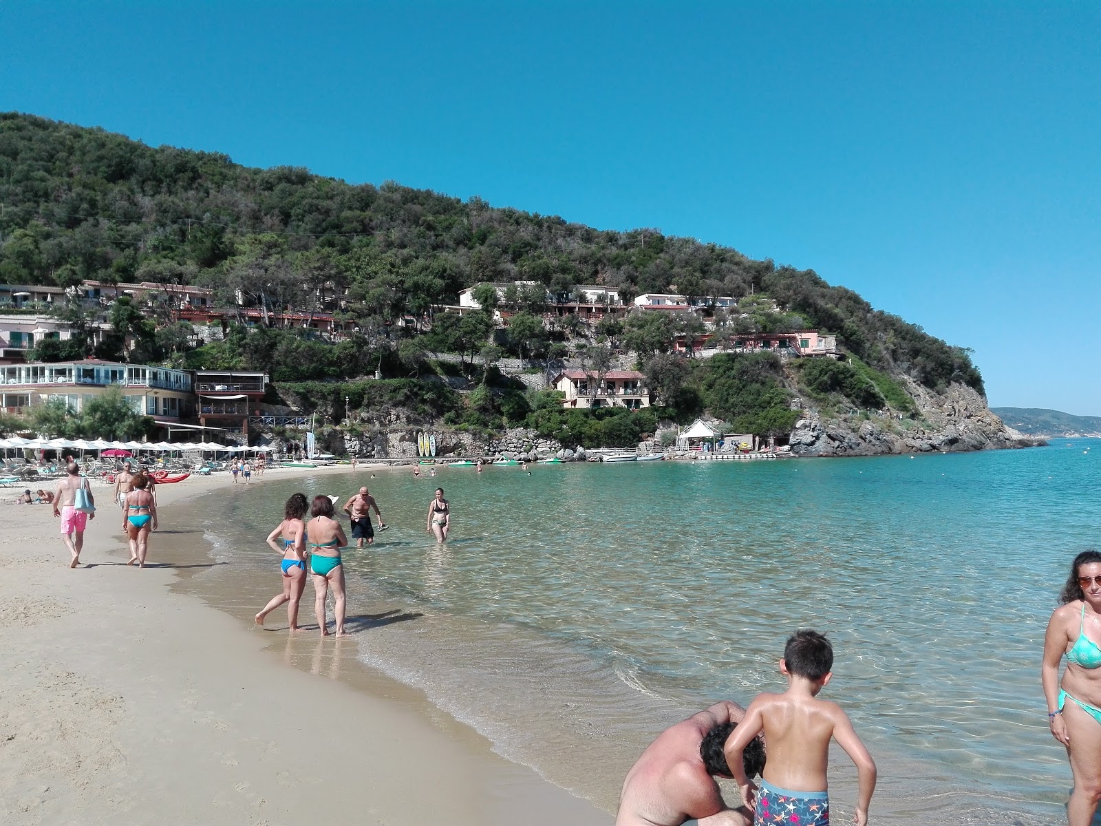 Foto von Biodola Strand - beliebter Ort unter Entspannungskennern