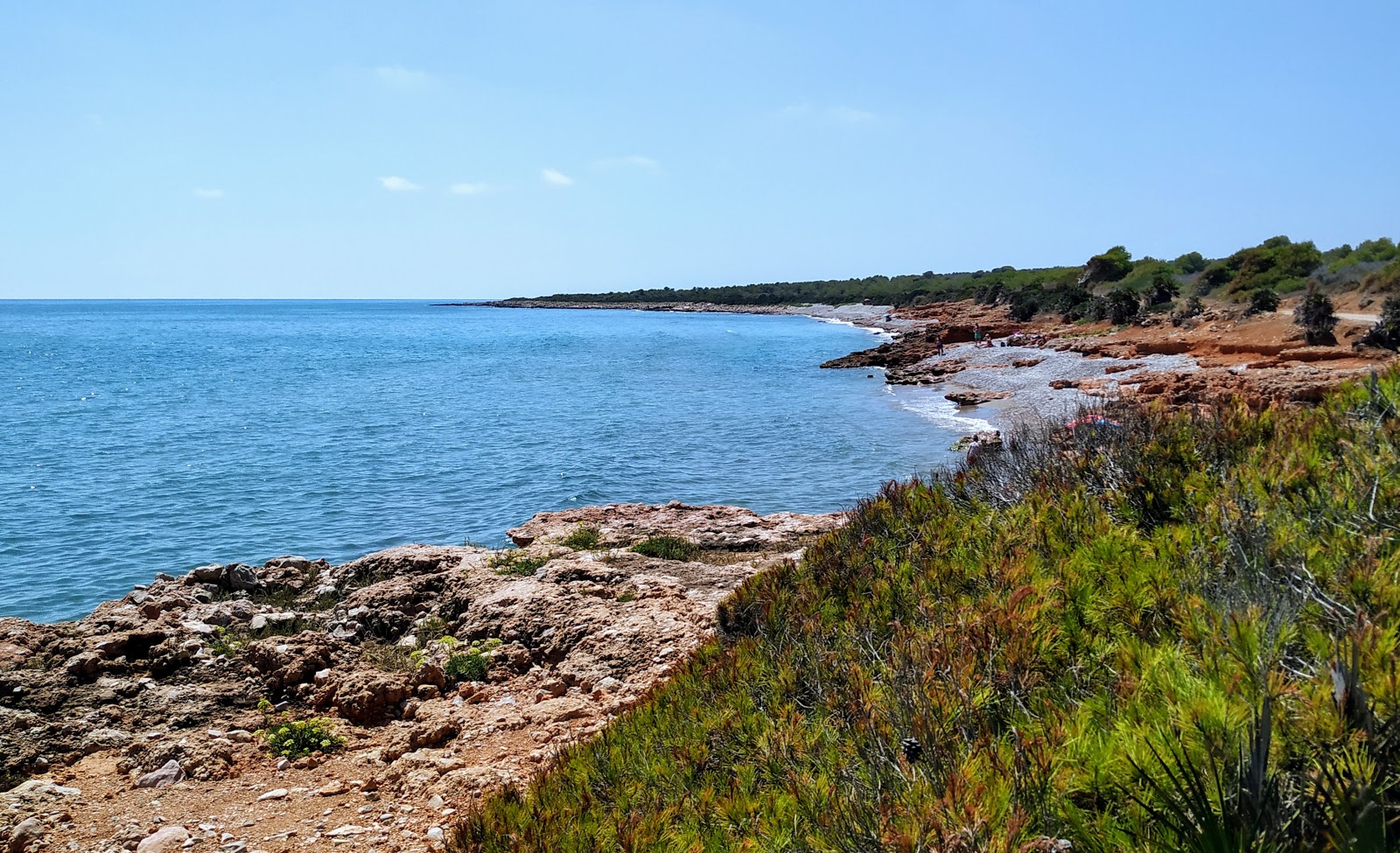 Foto di Platja de la Basseta con una superficie del sabbia grigia e ciottoli