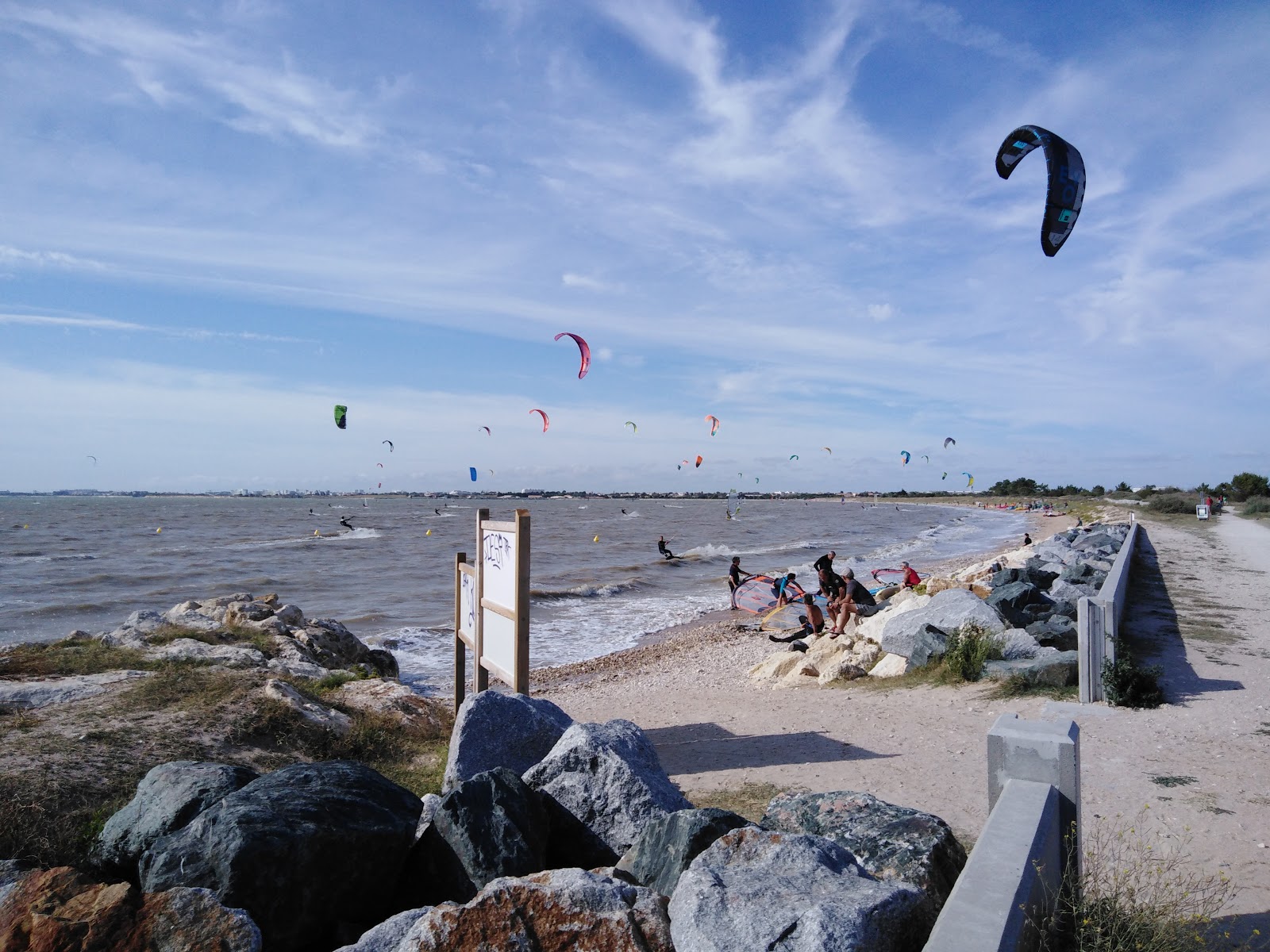 Foto av La Plage d'Aytre med beige sand och småsten yta