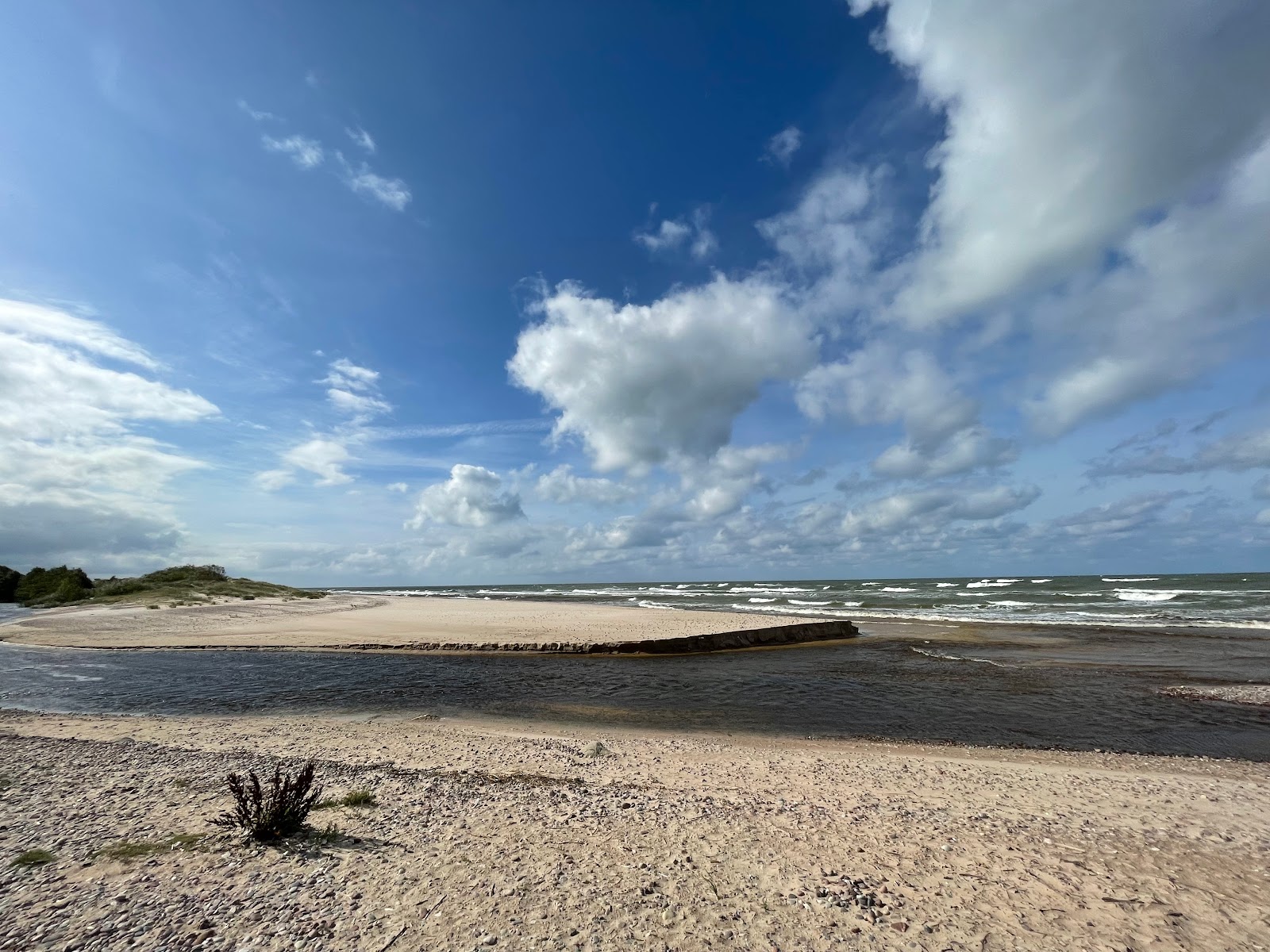 Uzavas upes beach的照片 带有碧绿色水表面