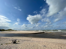 Foto von Uzavas upes beach mit türkisfarbenes wasser Oberfläche
