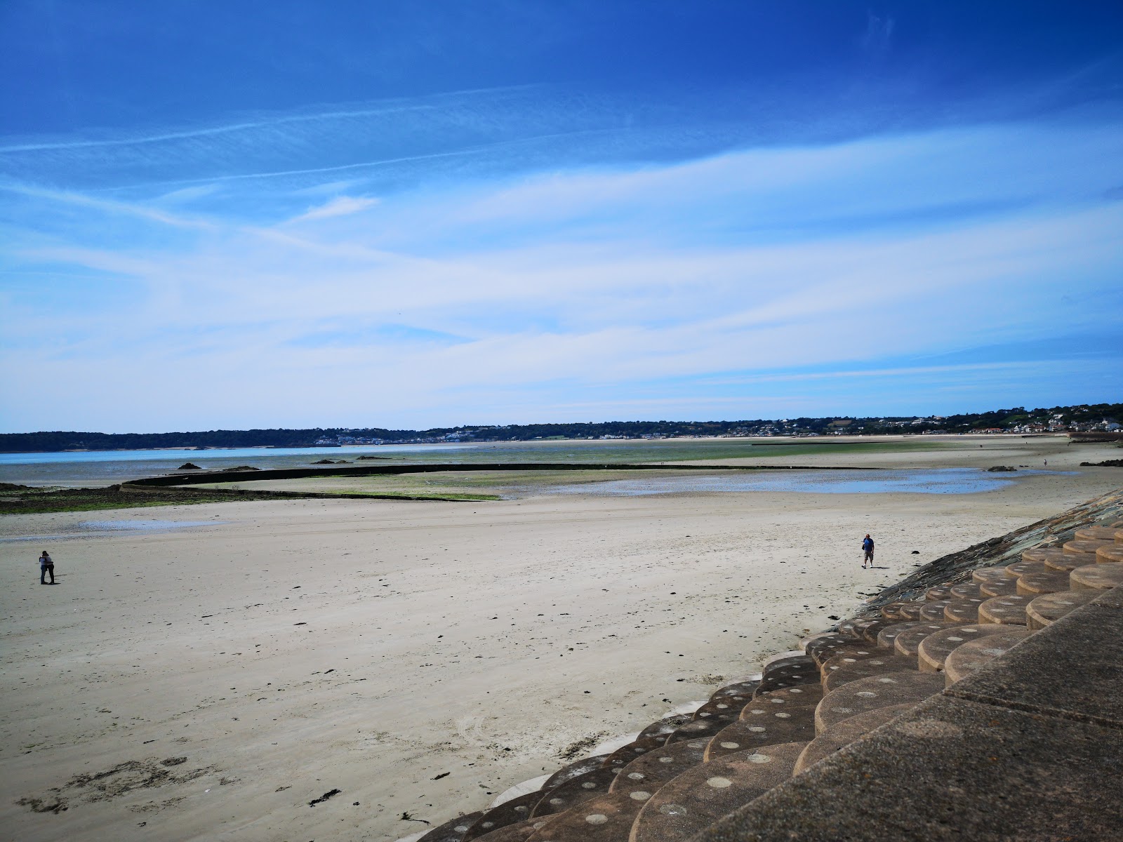 Foto von Les Jardins de la Mer mit beiger sand Oberfläche