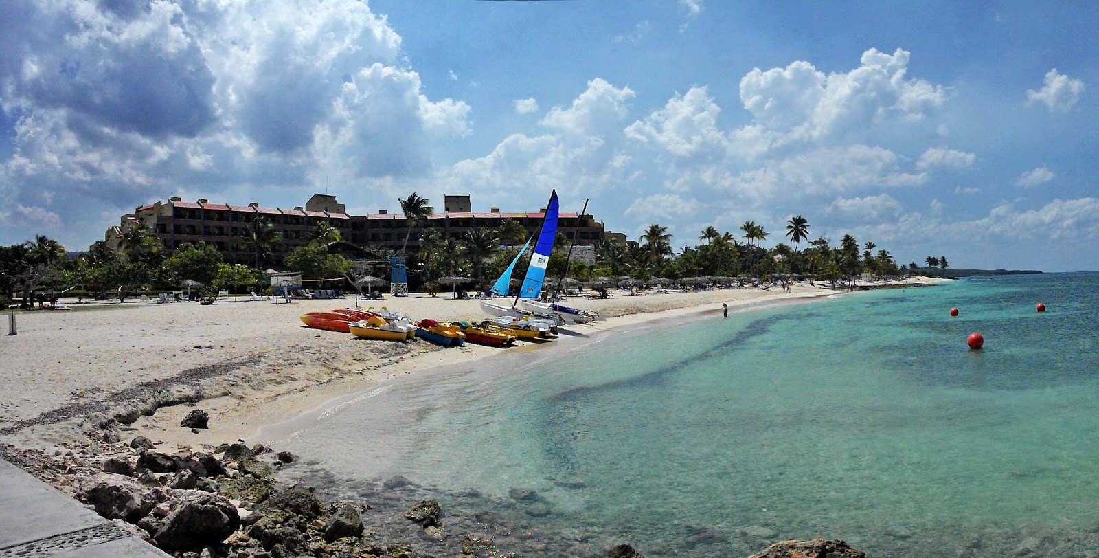 Foto di Playa Bani con una superficie del sabbia luminosa