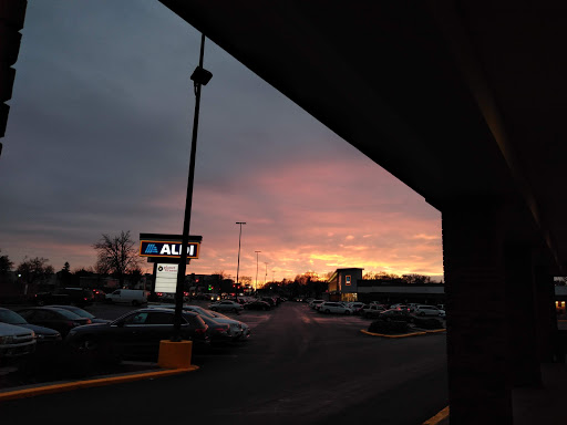 Shopping Mall «Sibley Plaza», reviews and photos, 2401 7th St W, St Paul, MN 55116, USA