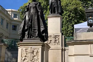 King George VI & Queen Elizabeth Memorial image