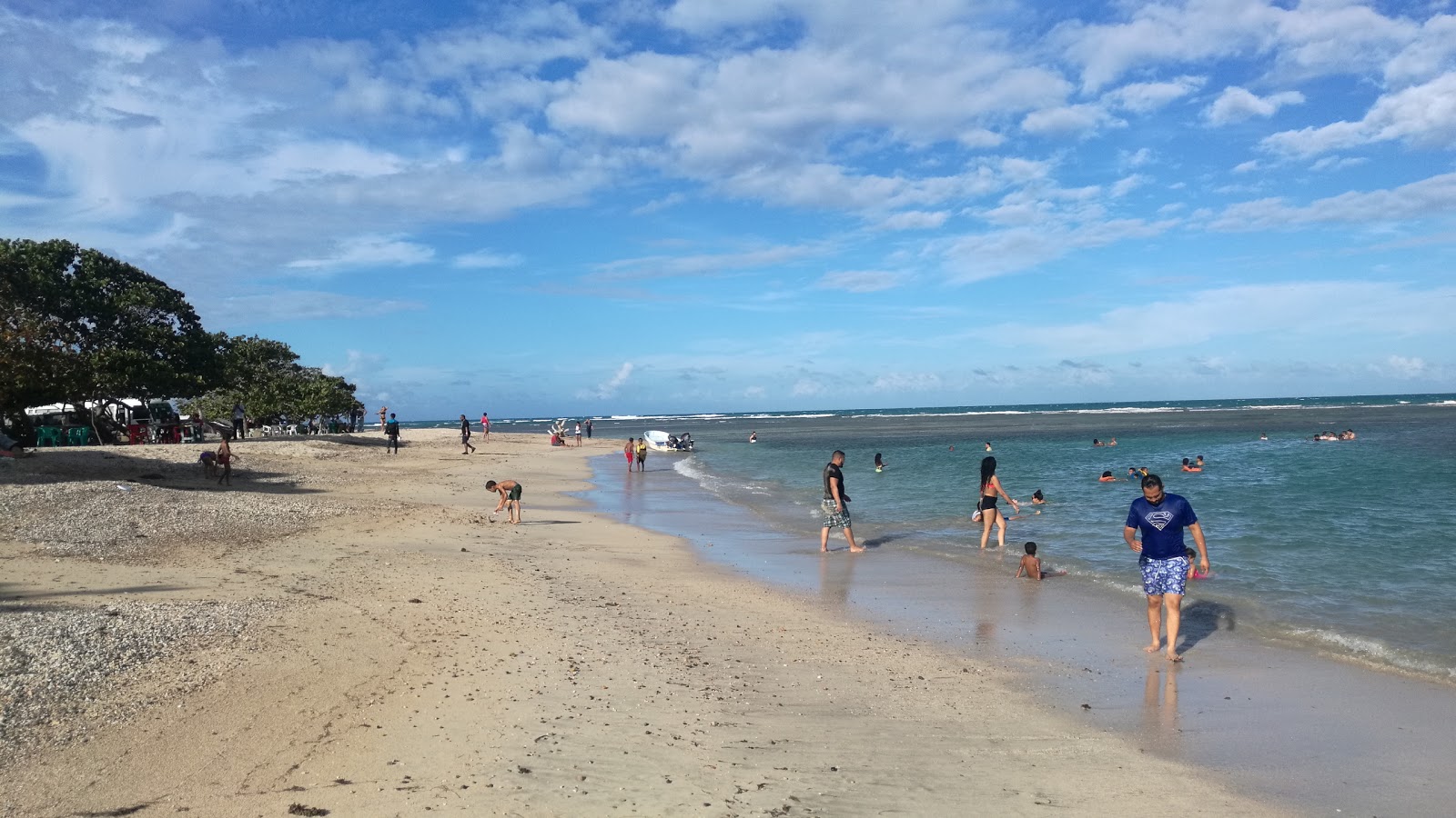 Photo de Playa Buen Hombre avec plage spacieuse