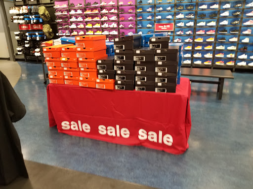 Shoe Store «Foot Locker», reviews and photos, 1394 Spring Hill Ring Rd, Dundee Township, IL 60118, USA