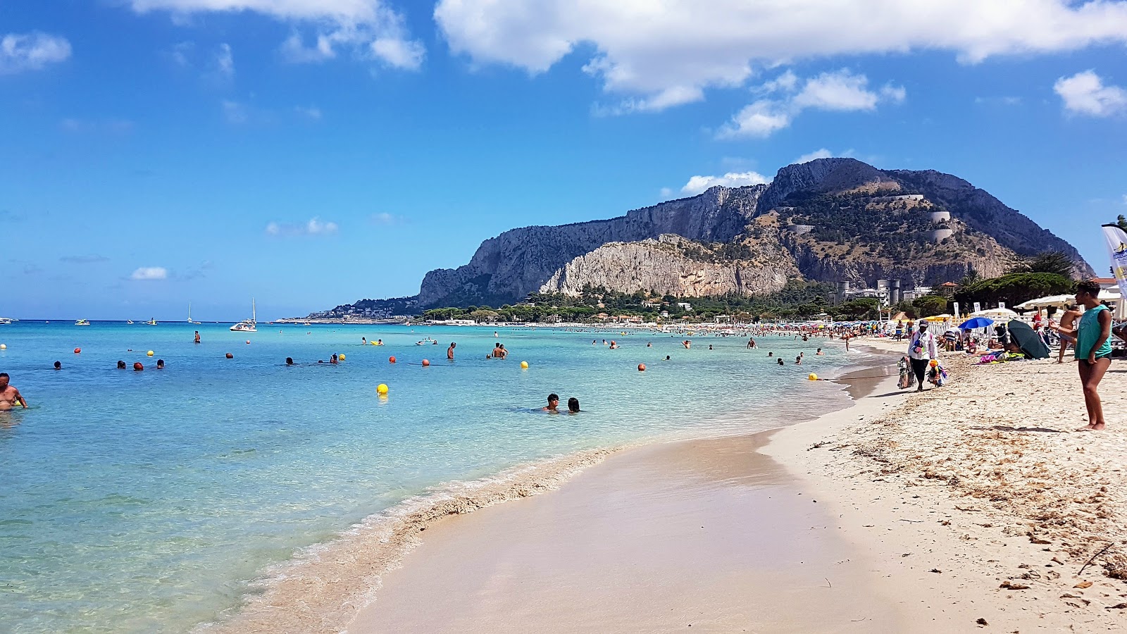 Φωτογραφία του Παραλία Μοντέλο. με φωτεινή άμμος επιφάνεια