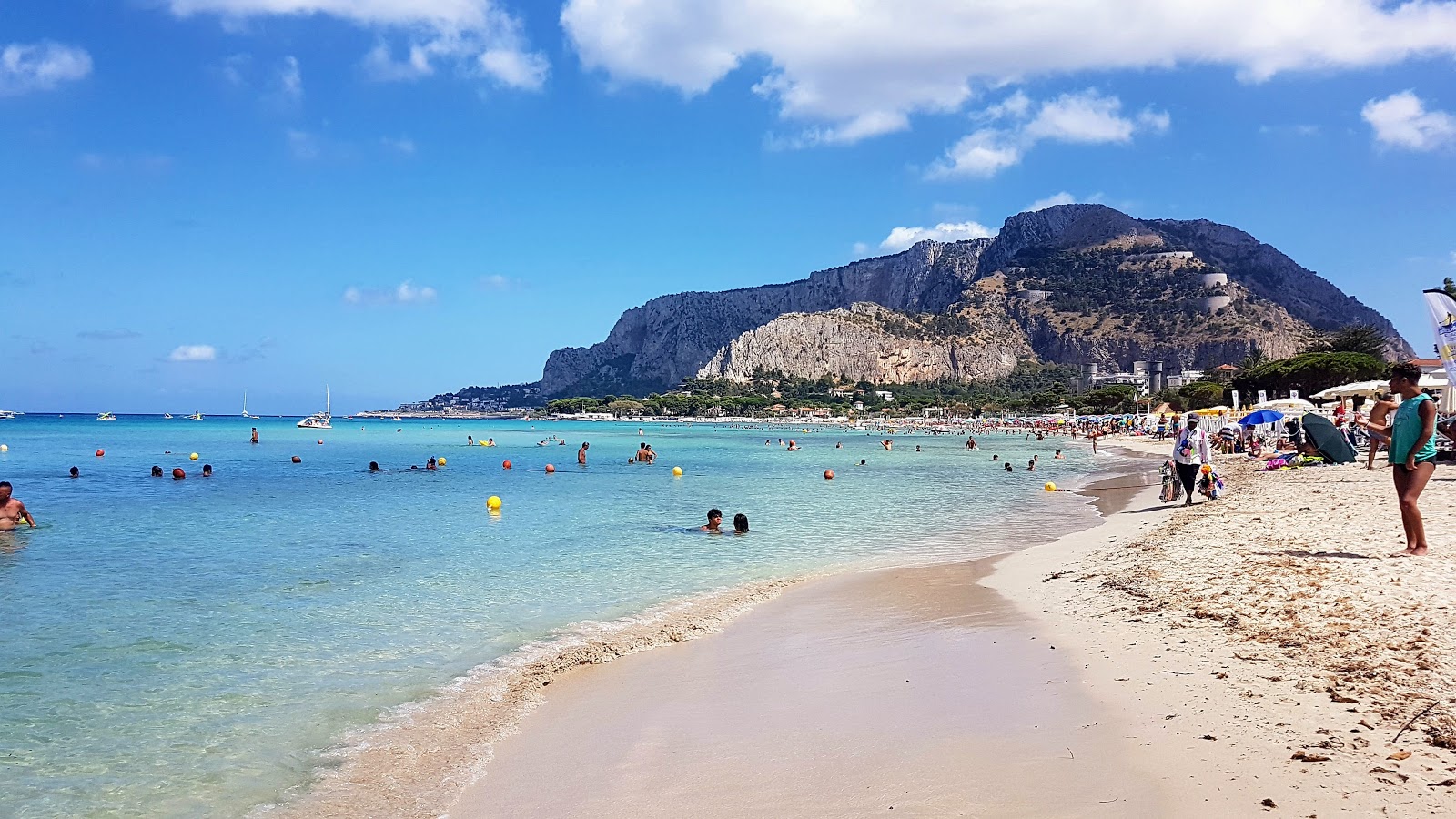 Foto di Spiaggia di Mondello con una superficie del sabbia beige fine
