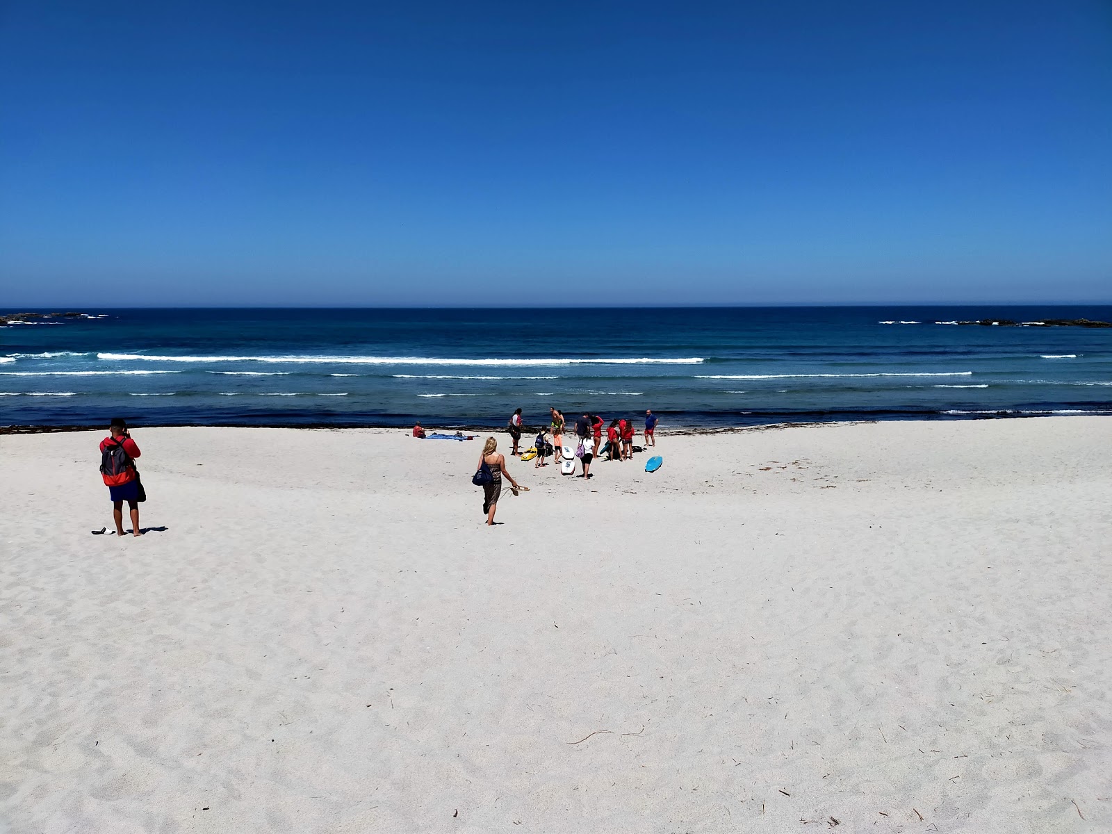 Praia de Soesto的照片 带有蓝色纯水表面