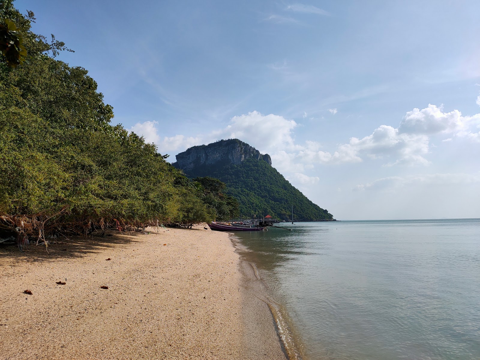Ao Thian Homestay Beach'in fotoğrafı geniş plaj ile birlikte