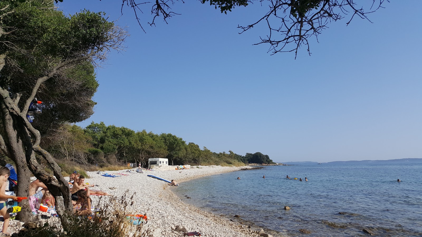 Foto de Maris beach con terreno rocoso superficie