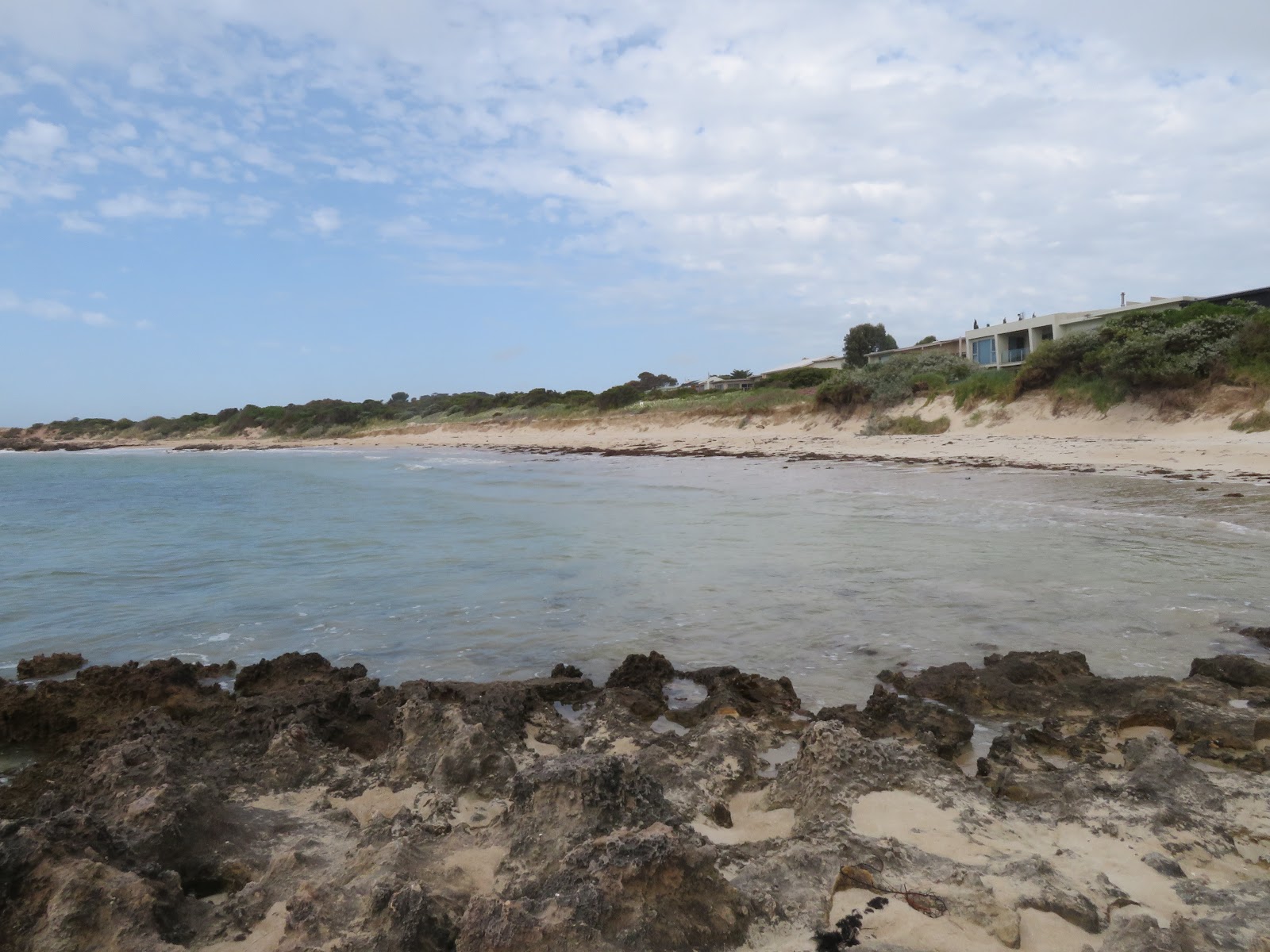 Hooper Beach'in fotoğrafı geniş bir kıyı şeridi ile birlikte