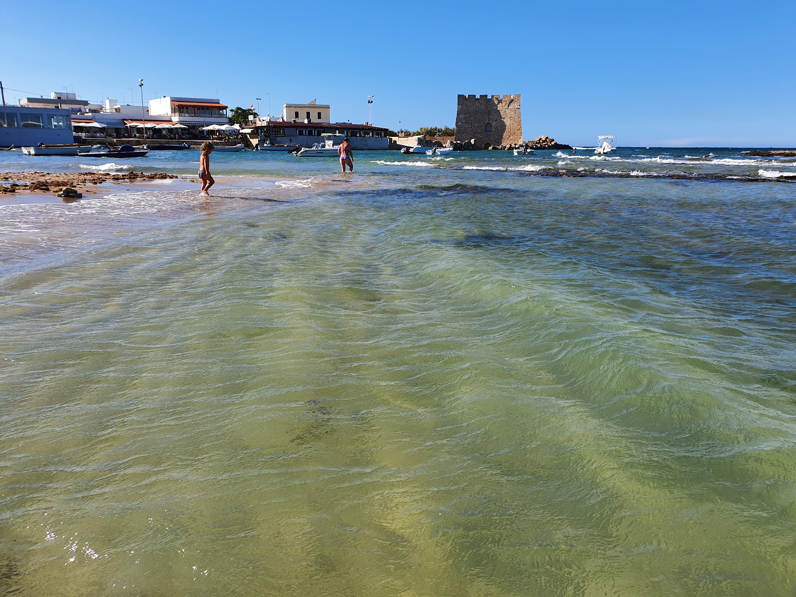Foto von Spiaggia dei Camerini und die siedlung