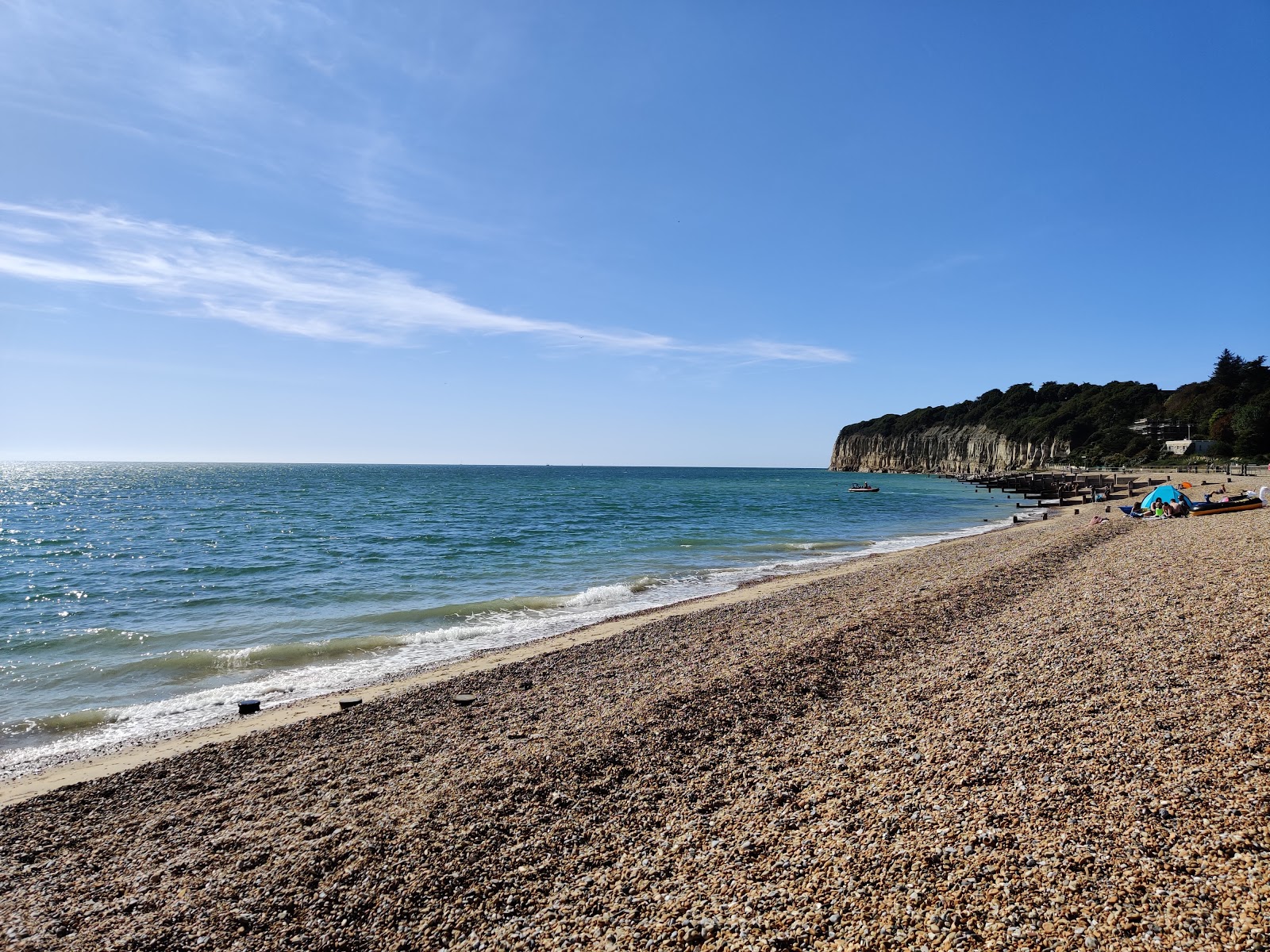 Foto av Pett Level beach med blått vatten yta