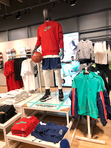 Clothing Store «Nike The Grove», reviews and photos, 189 The Grove Dr, Los Angeles, CA 90036, USA