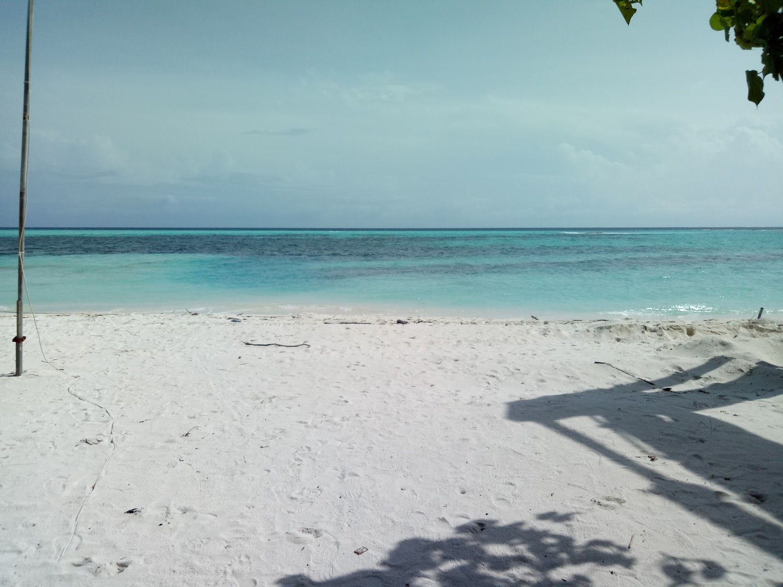 Foto di Spiaggia dell'Isola di Thilamaafushi con dritto e lungo